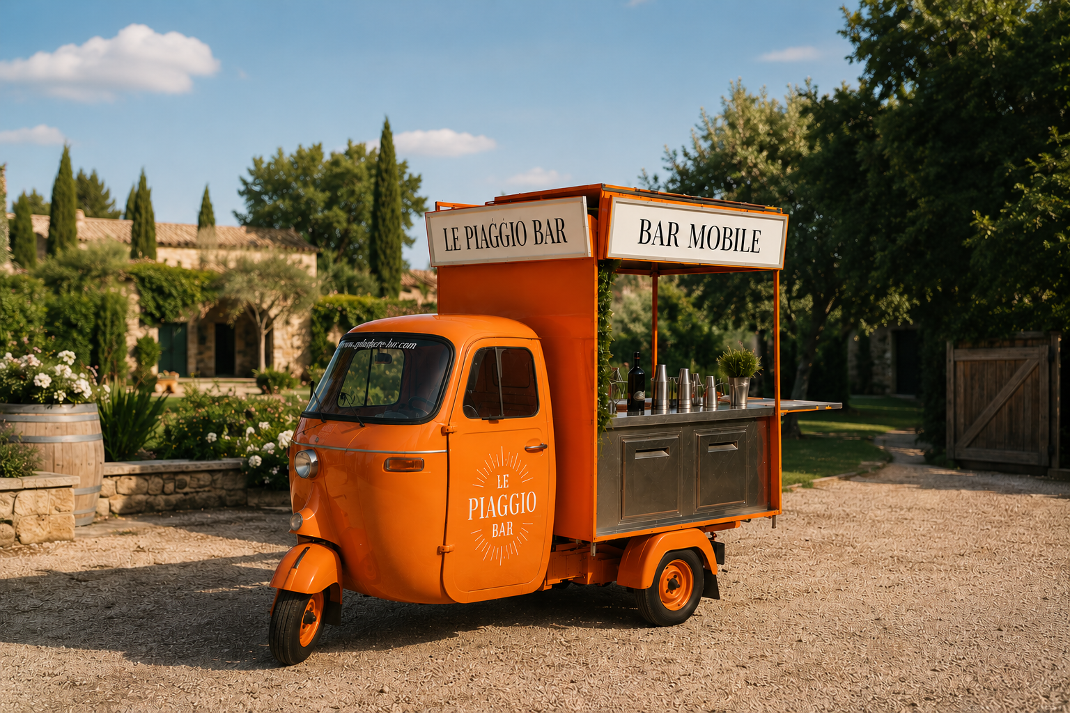 Piaggio APE 1962 Piaggio Bar aménagé en bar mobile, devant une bâtisse en pierre